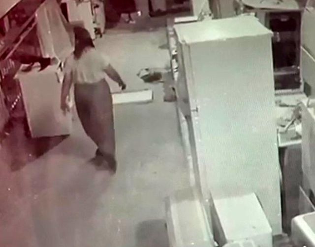 İki erkeğin zor taşıdığı 50 kiloluk klima motorunu tek başına çalan kadın kamerada