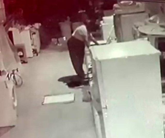 İki erkeğin zor taşıdığı 50 kiloluk klima motorunu tek başına çalan kadın kamerada