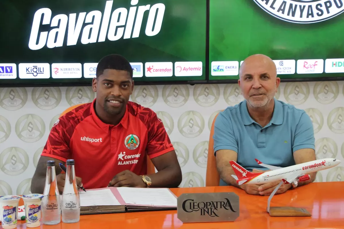 Corendon Alanyaspor, Fulham\'dan Cavaleiro\'yu kiraladı