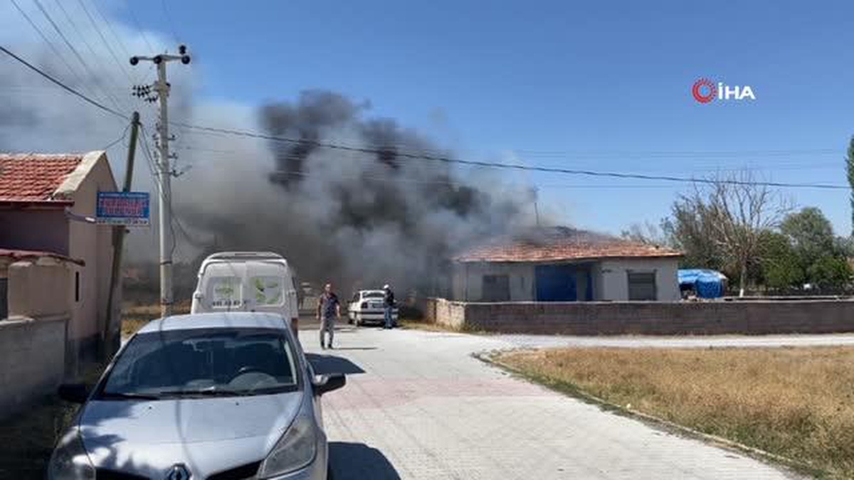 Bahçeye istiflenen atık malzemeler müstakil evi yaktı