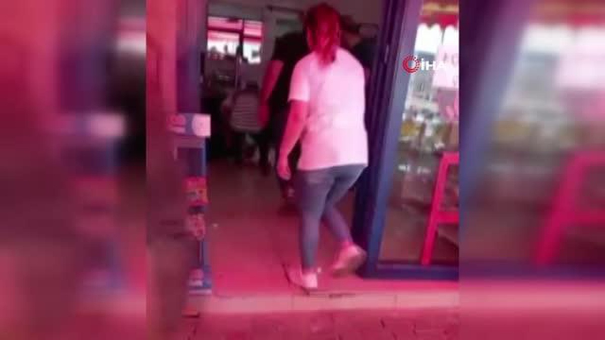 Boşanma aşamasında olduğu karısını adliye önünde defalarca bıçakladı