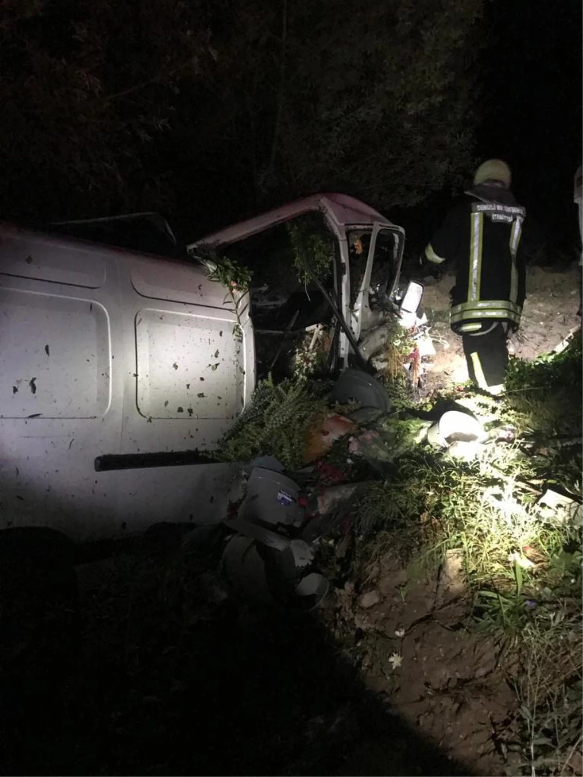 Denizli\'de devrilen minibüsün sürücüsü öldü