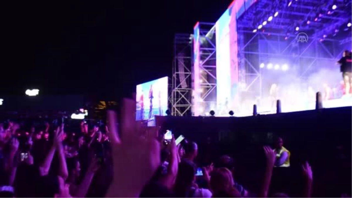Dünyaca ünlü şarkıcı Rita Ora, Arnavutluk\'ta konser verdi