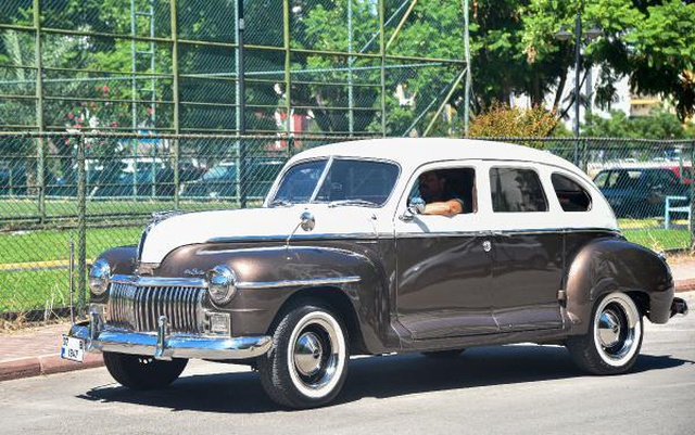 'Evladı gibi' gördüğü 75 yaşındaki otomobilini, 2 eve değişmedi 'Evladı gibi' gördüğü 75 yaşındaki otomobilini, 2 eve değişmedi
