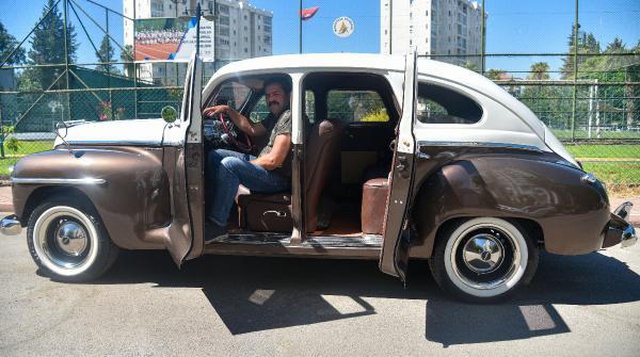 'Evladı gibi' gördüğü 75 yaşındaki otomobilini, 2 eve değişmedi 'Evladı gibi' gördüğü 75 yaşındaki otomobilini, 2 eve değişmedi