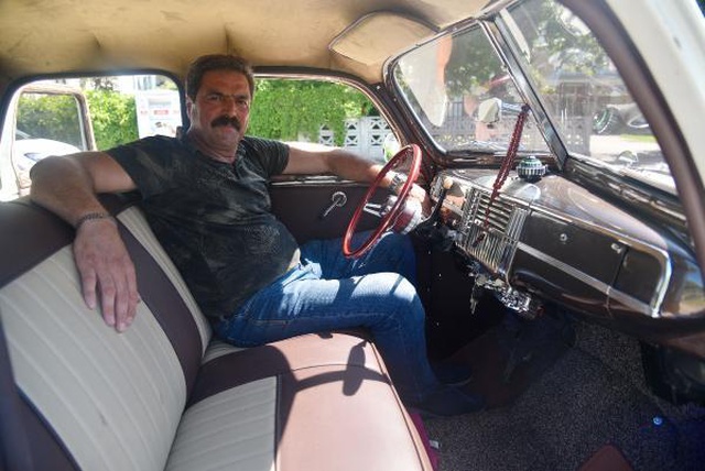 'Evladı gibi' gördüğü 75 yaşındaki otomobilini, 2 eve değişmedi 'Evladı gibi' gördüğü 75 yaşındaki otomobilini, 2 eve değişmedi