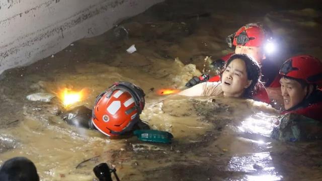 Güney Kore'yi sel vurdu, otoparkta mahsur kalan 7 kişi yaşamını yitirdi
