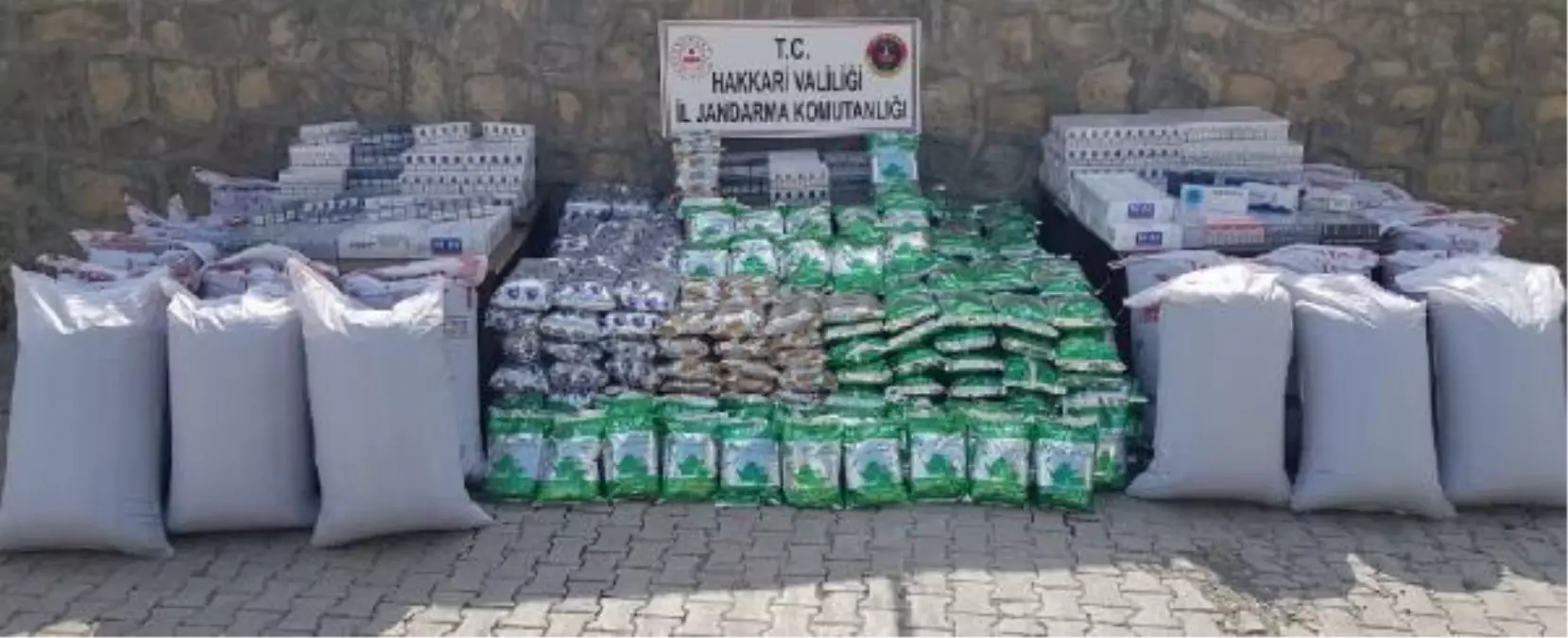 Hakkari\'de 7 bin paket kaçak sigara ve 1 ton kaçak çay ele geçirildi