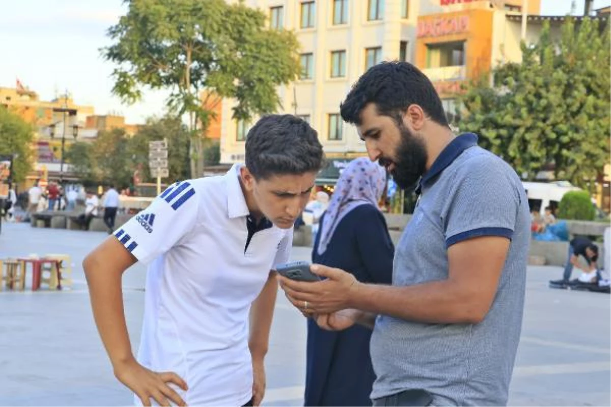 İhbar üzerine geldiği Diyarbakır\'da sokak sokak kayıp kardeşini arıyor