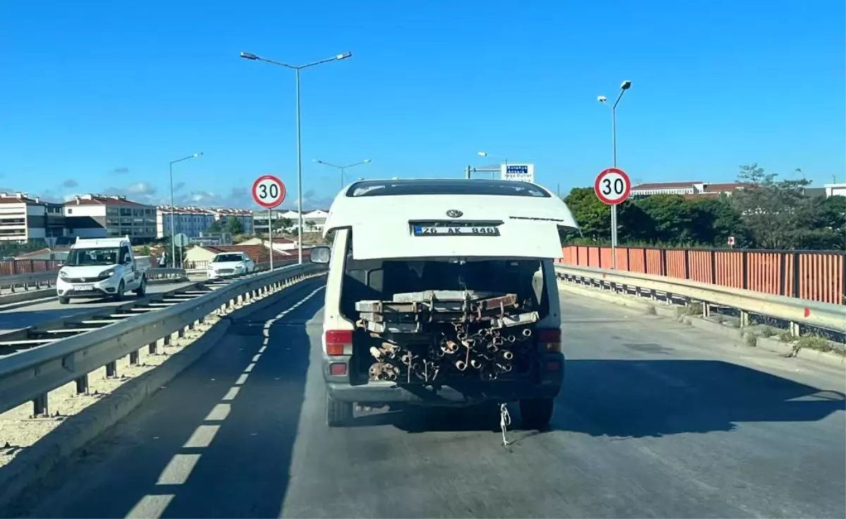 İskele demirleri minibüs bagajında tehlike oluşturdu