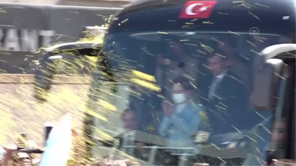 İYİ Parti Genel Başkanı Akşener\'den İstanbul\'da esnaf ziyareti