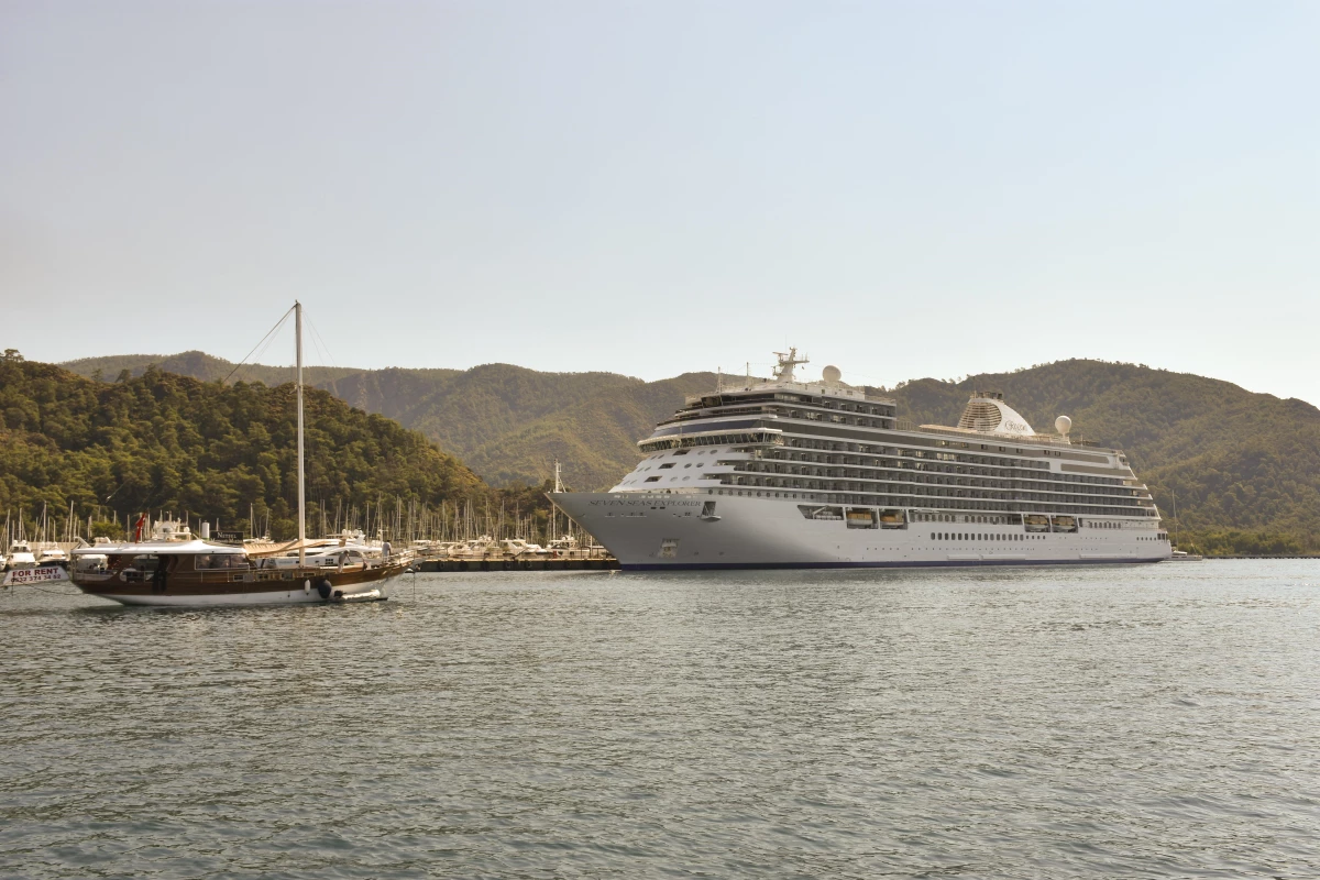 Lüks gemi "Seven Seas Explorer", 391 turistle Marmaris\'e geldi