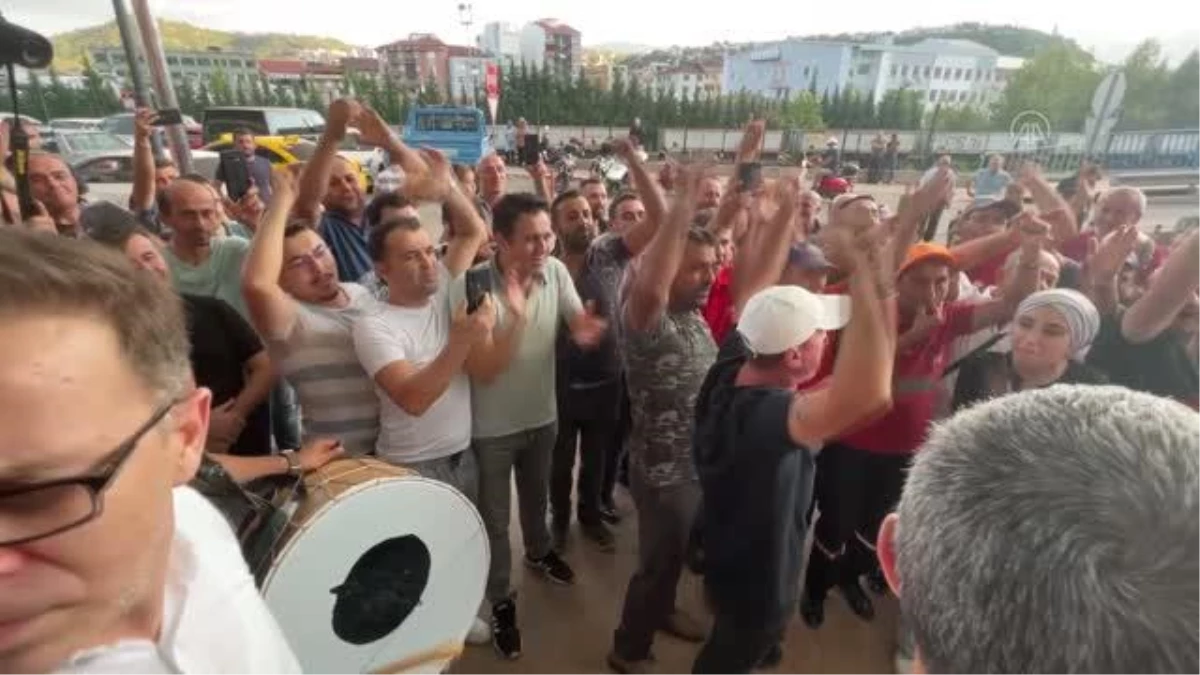 Karabük\'te maaşlarına zam alan işçiler davul zurna eşliğinde eğlendi