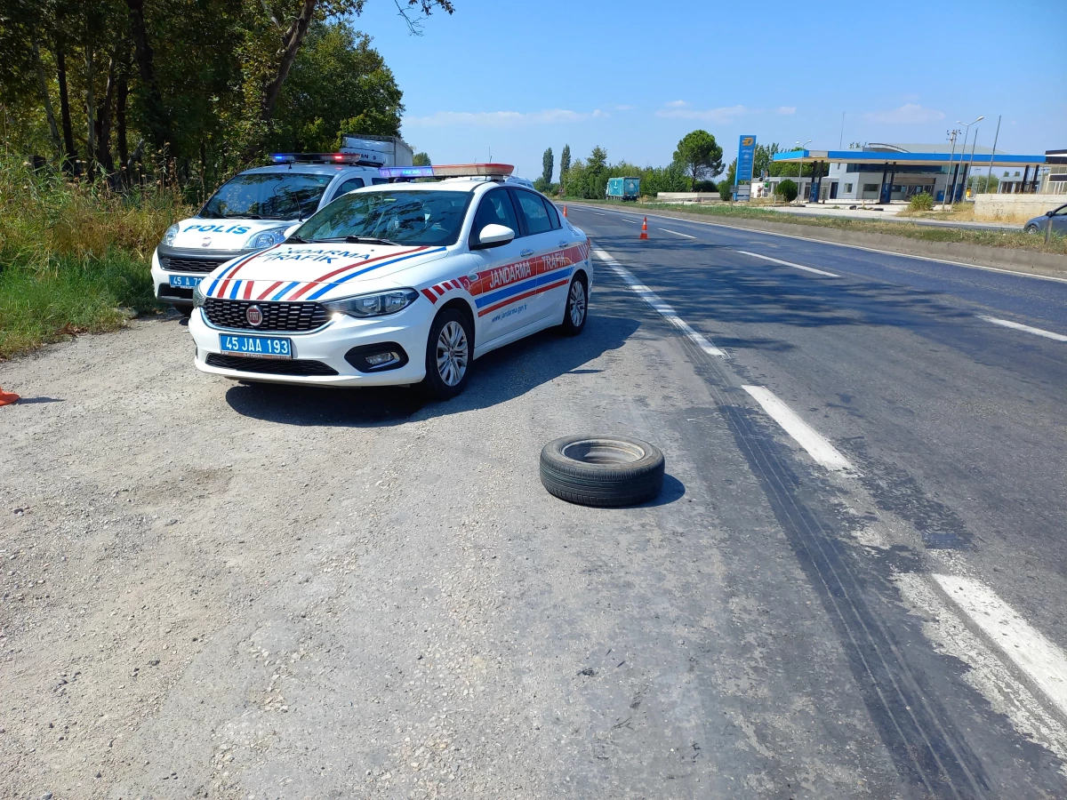 Manisa\'da otomobilden fırlayan lastiğin isabet ettiği polis memuru yaralandı