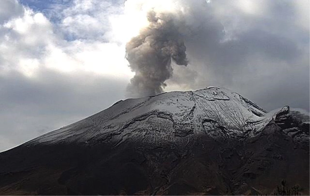Meksika\'daki Popocatepetl Yanardağı\'nda son 8 günde üçüncü patlama