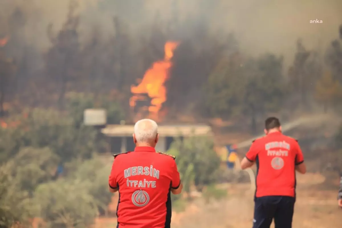 Mersin Büyükşehir İtfaiyesi, 19 Araçla Gülnar Yangınına Müdahale Ediyor