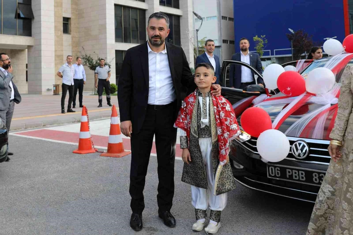 Pursaklar Belediye Başkanı Çetin\'in makam aracı şehit oğlu için süslendi