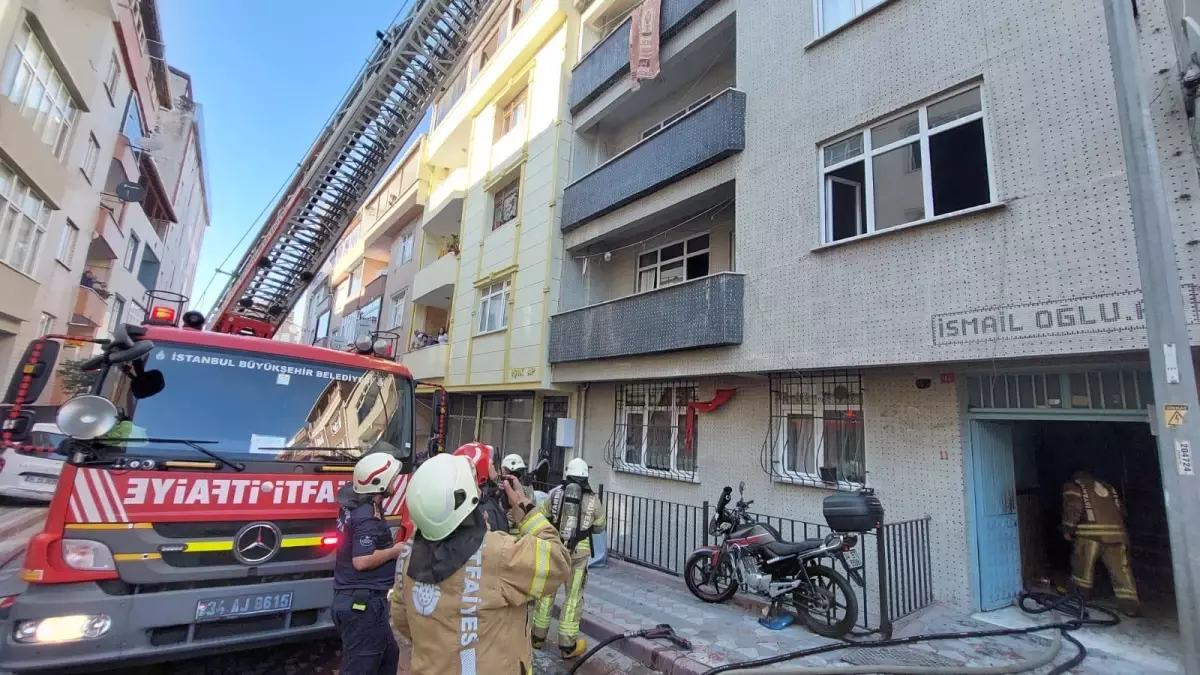 Sultangazi\'de yanan binada mahsur kalan 6 kişi kurtarıldı