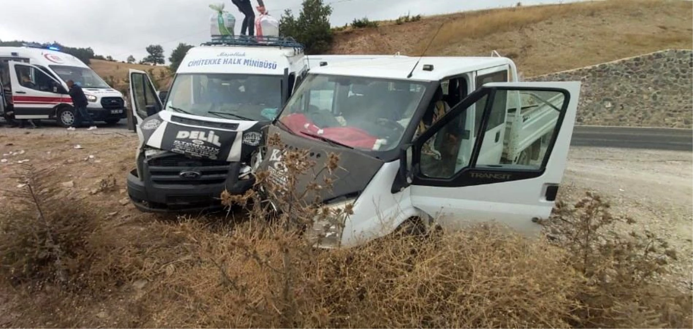 Tokat\'ta yolcu minibüsü ile kamyomet çarpıştı: 4 yaralı