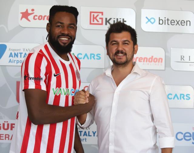 Antalyaspor, Galatasaray'dan Christian Luyindama'yı 1 yıllığına kiraladı