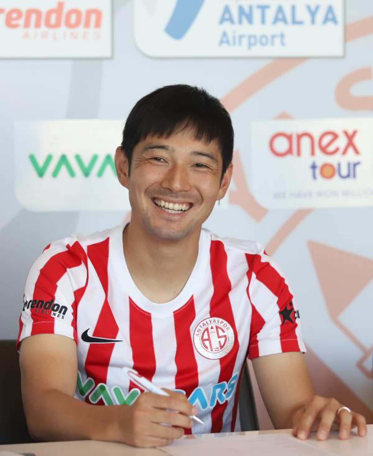 Antalyaspor, Japon orta saha Nakajima\'yı açıkladı