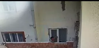 Arnavutköy'de pencere kilidini kırarak eve giren hırsız kamerada