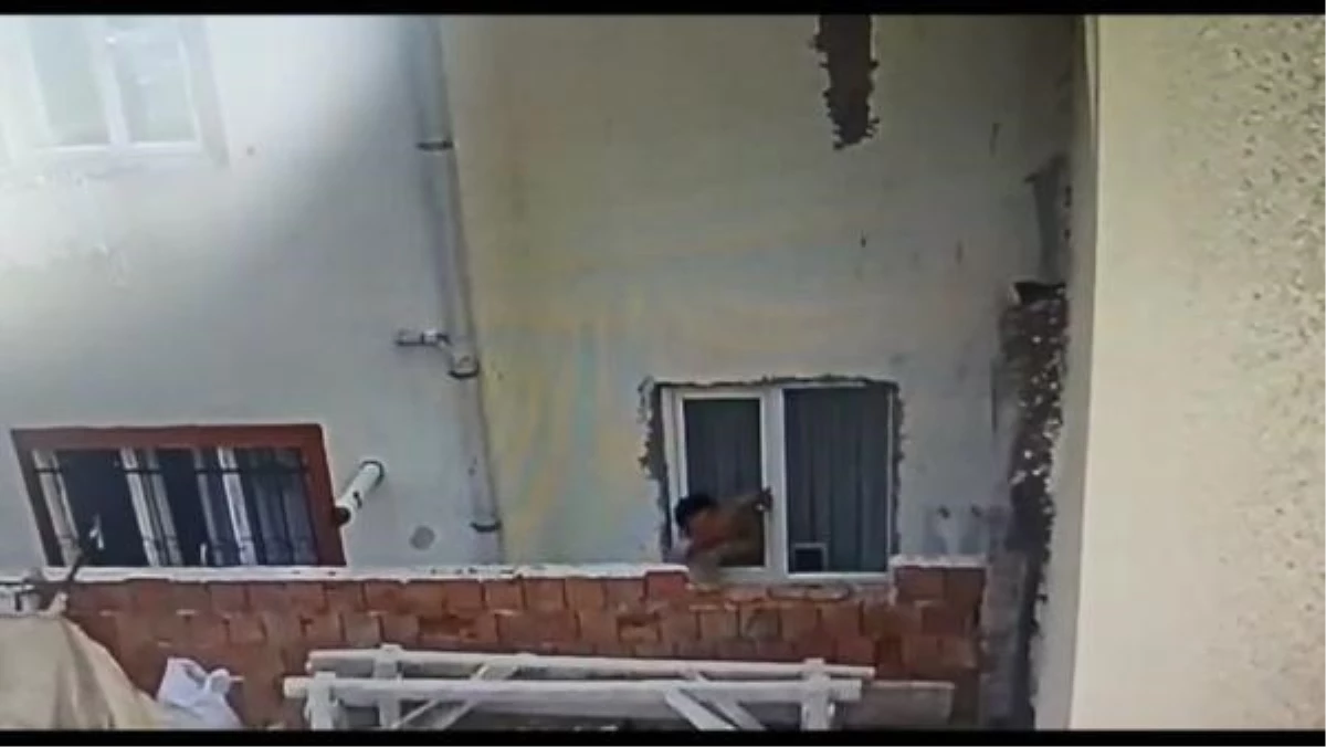 Arnavutköy\'de pencere kilidini kırarak eve giren hırsız kamerada
