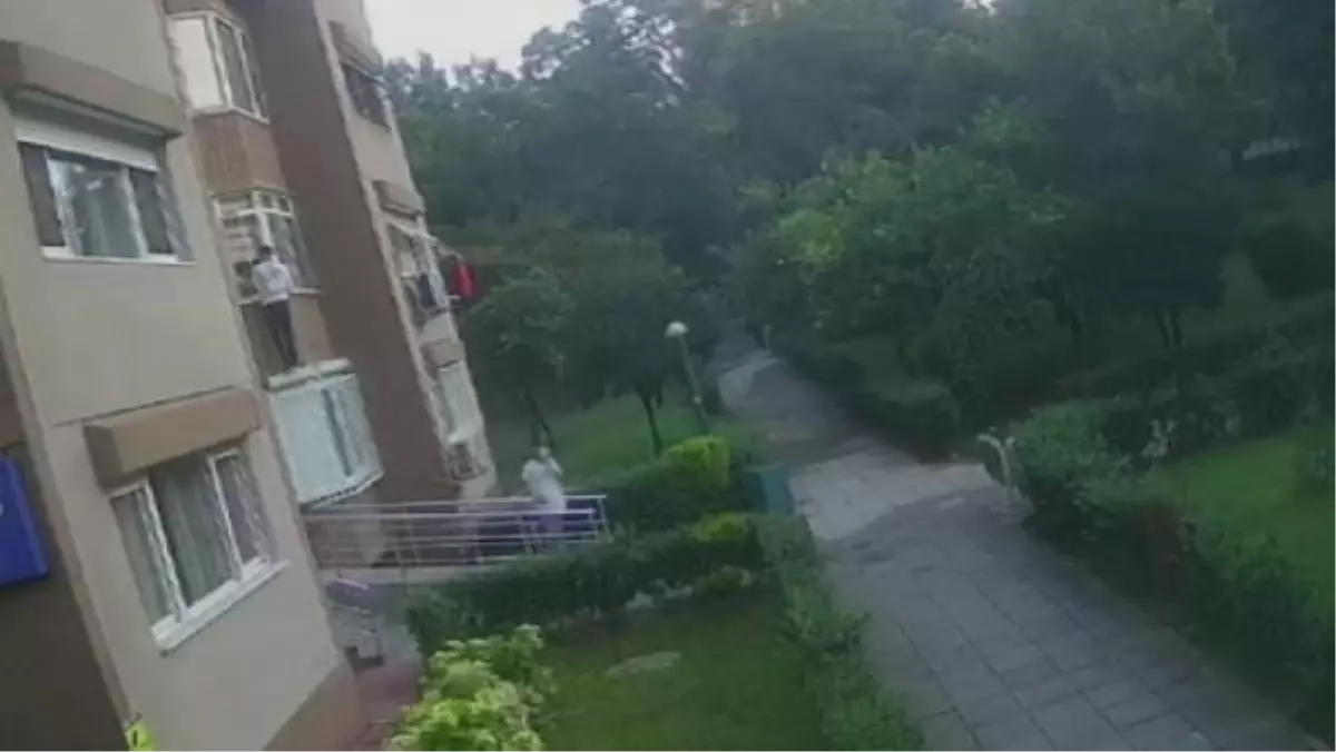 BAKIRKÖY\'DE İKİNCİ KATA TIRMANAN HIRSIZLAR KAMERADA