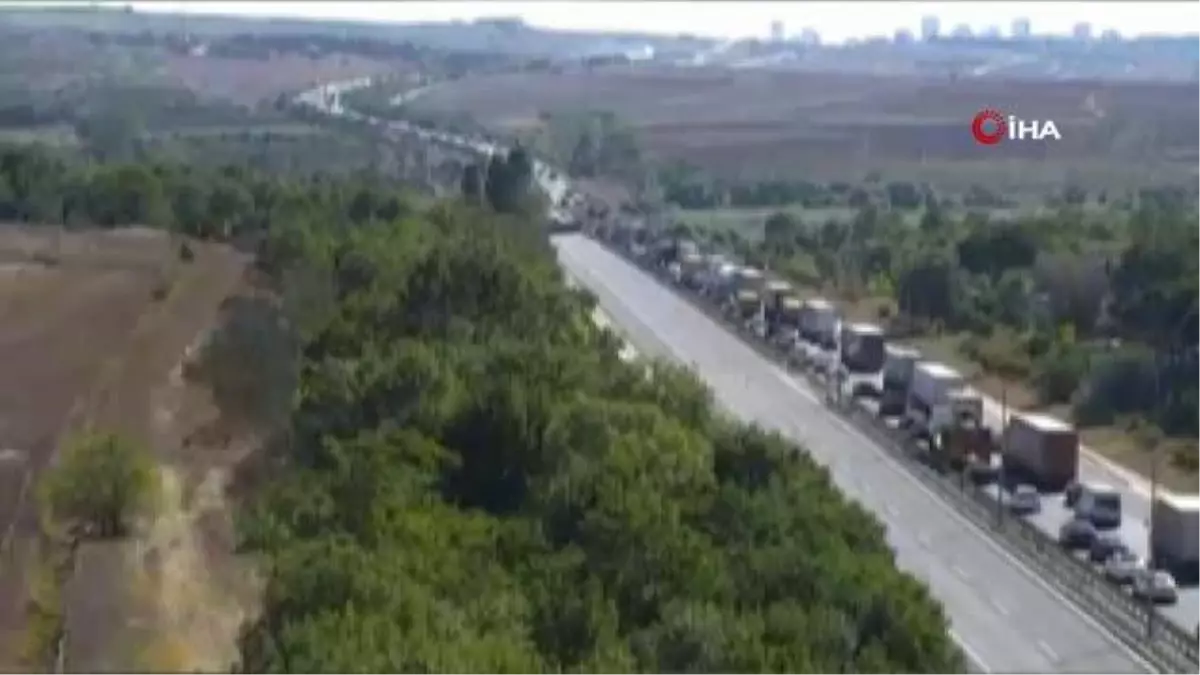 Büyükçekmece TEM Otoyolu Edirne istikametinde tır devrildi. Kaza nedeniyle yol trafiğe kapanırken, bölgeye ekipler sevk edildi