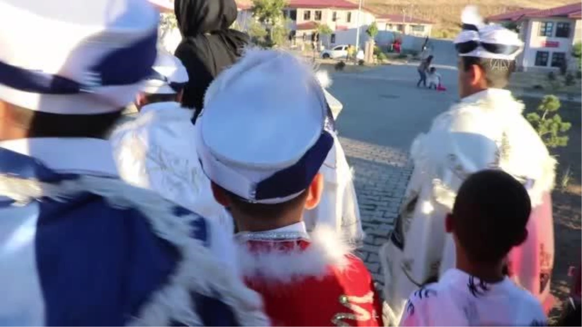 Erzurum\'da devlet korumasındaki çocuklara valinin makam aracı ve protokol araçlarıyla sünnet konvoyu