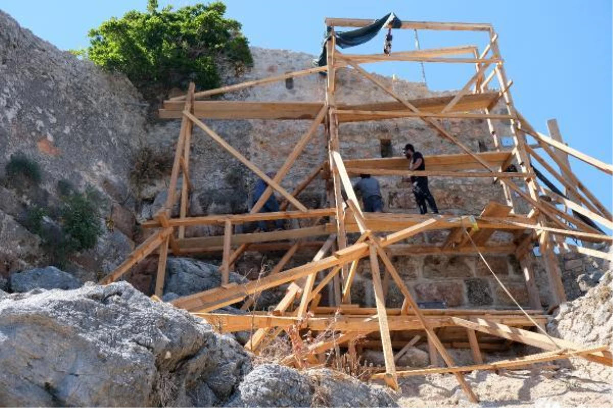 Godina\'nın yıktığı tarihi kalenin surlarını devlet onarıyor