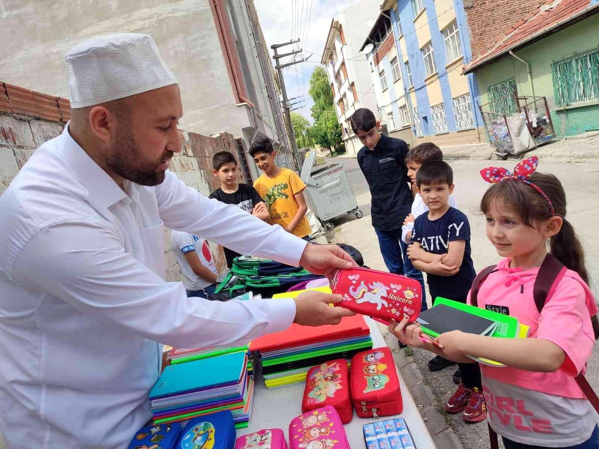 Hayırsever imam yetim çocuklara kırtasiye yardımında bulundu