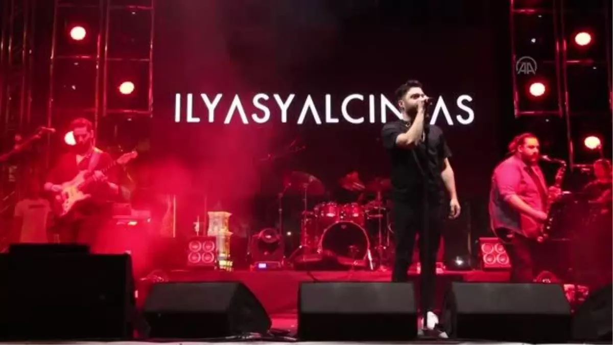 Sanatçı İlyas Yalçıntaş, Turgutlu\'da sahne aldı