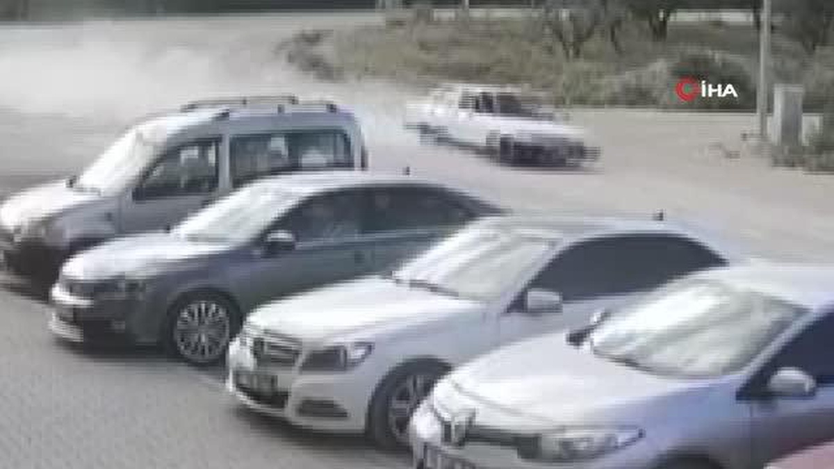 Kadın şoför Tofaş\'la yanlayarak kaza yapınca, direksiyona erkek şoför geçerek kaçtılar