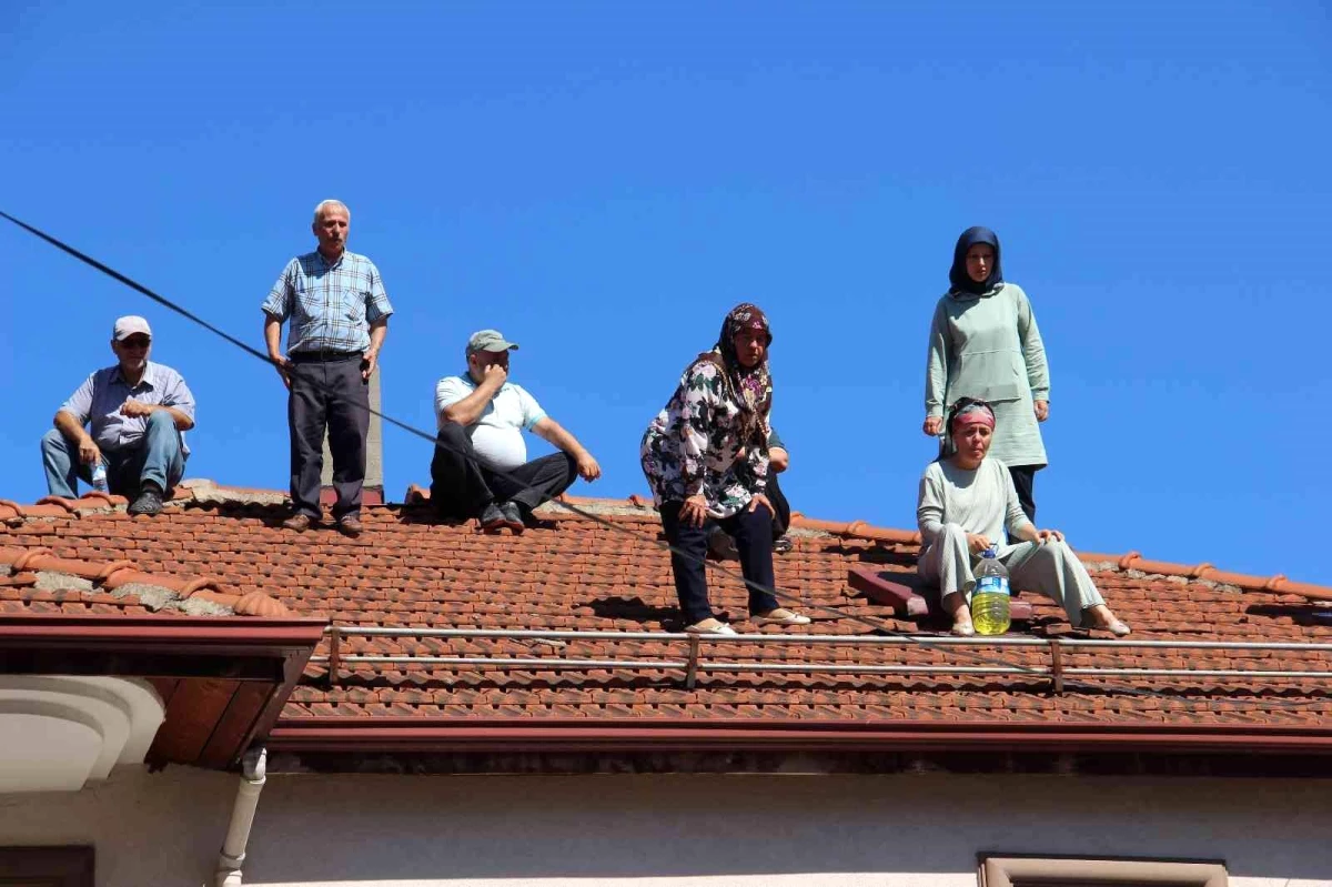 Belediyenin mağdur ettiği yaşlı kadın ve ailesi çatıya çıkıp eylem yaptı
