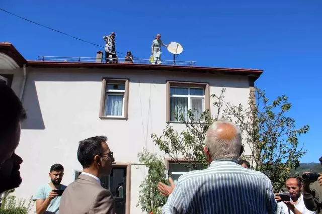 Tapulu arazisi 19 kişiyle ortak yapılan aile, benzin bidonuyla çatıya çıkıp eylem yaptı