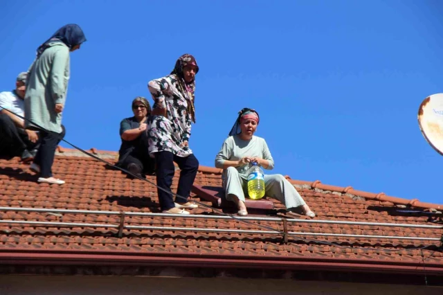 Tapulu arazisi 19 kişiyle ortak yapılan aile, benzin bidonuyla çatıya çıkıp eylem yaptı