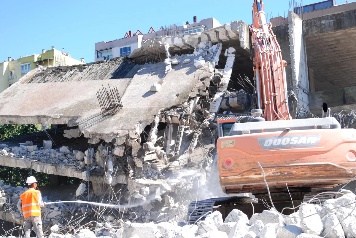 Maltepe\'de 3 metruk bina iş makineleriyle yıkıldı