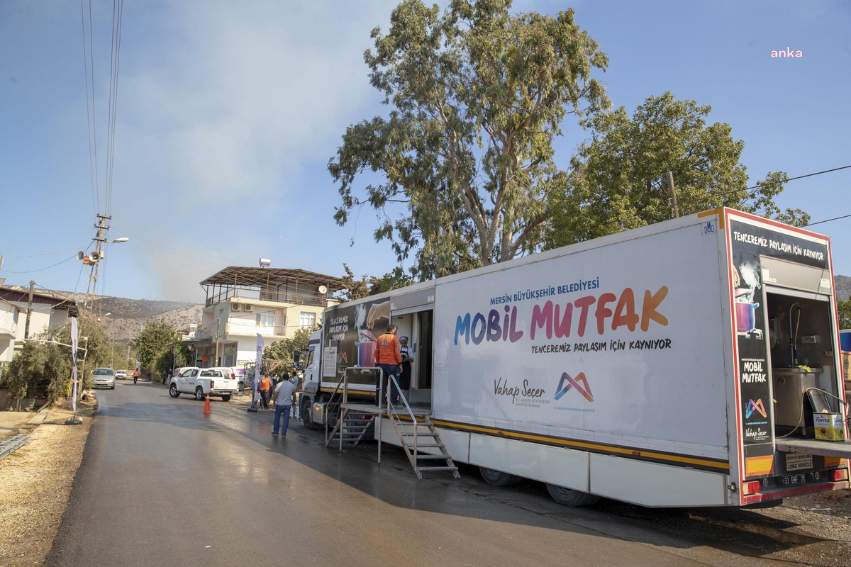 Mersin Büyükşehir\'in Mobil Mutfak Tırı Yangın Bölgesinde