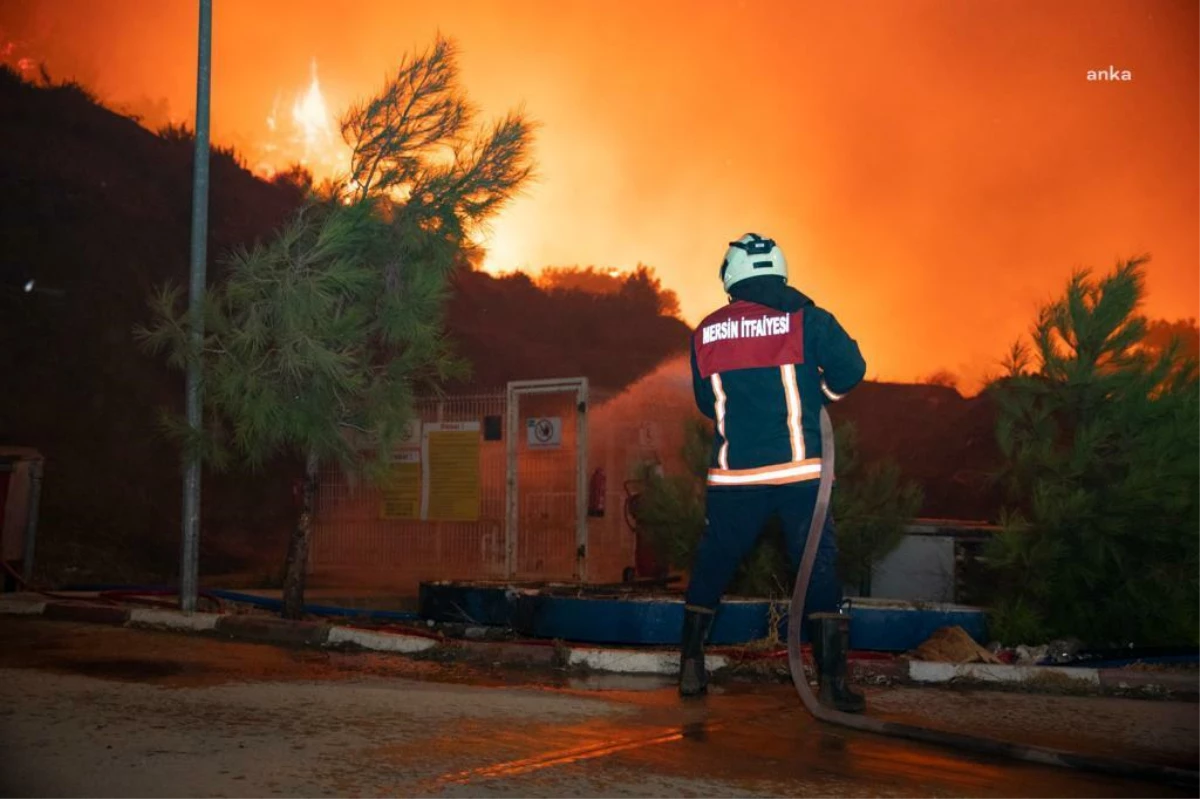 İtfaiye ekiplerinin Mersin\'de yangınla mücadelesi sabaha kadar sürdü