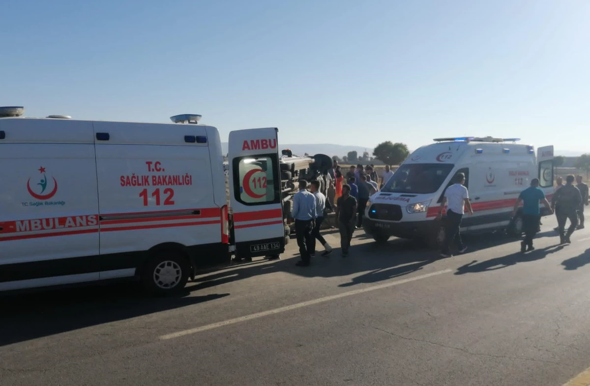 Muş\'ta işçileri taşıyan minibüsün devrildiği kazada 13 kişi yaralandı