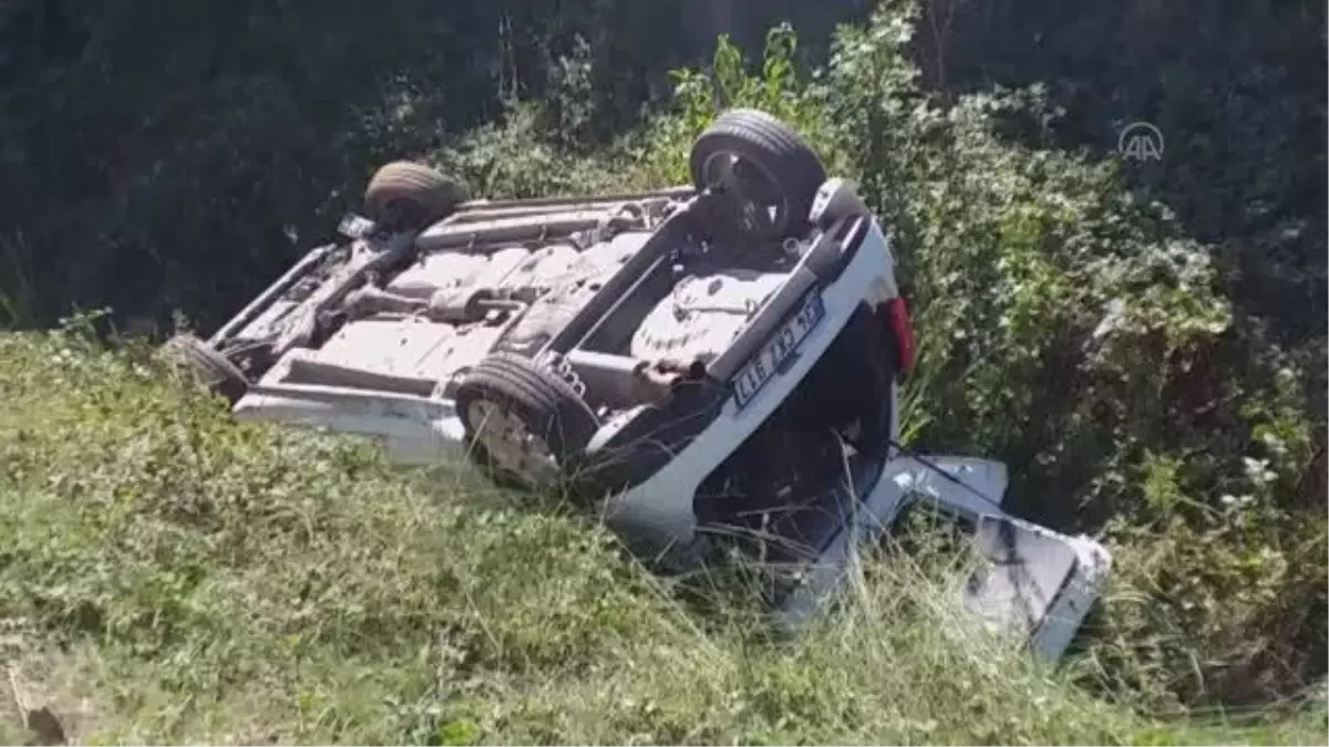 Sancaktepe\'de devrilen otomobildeki anne ve oğlu yaralandı