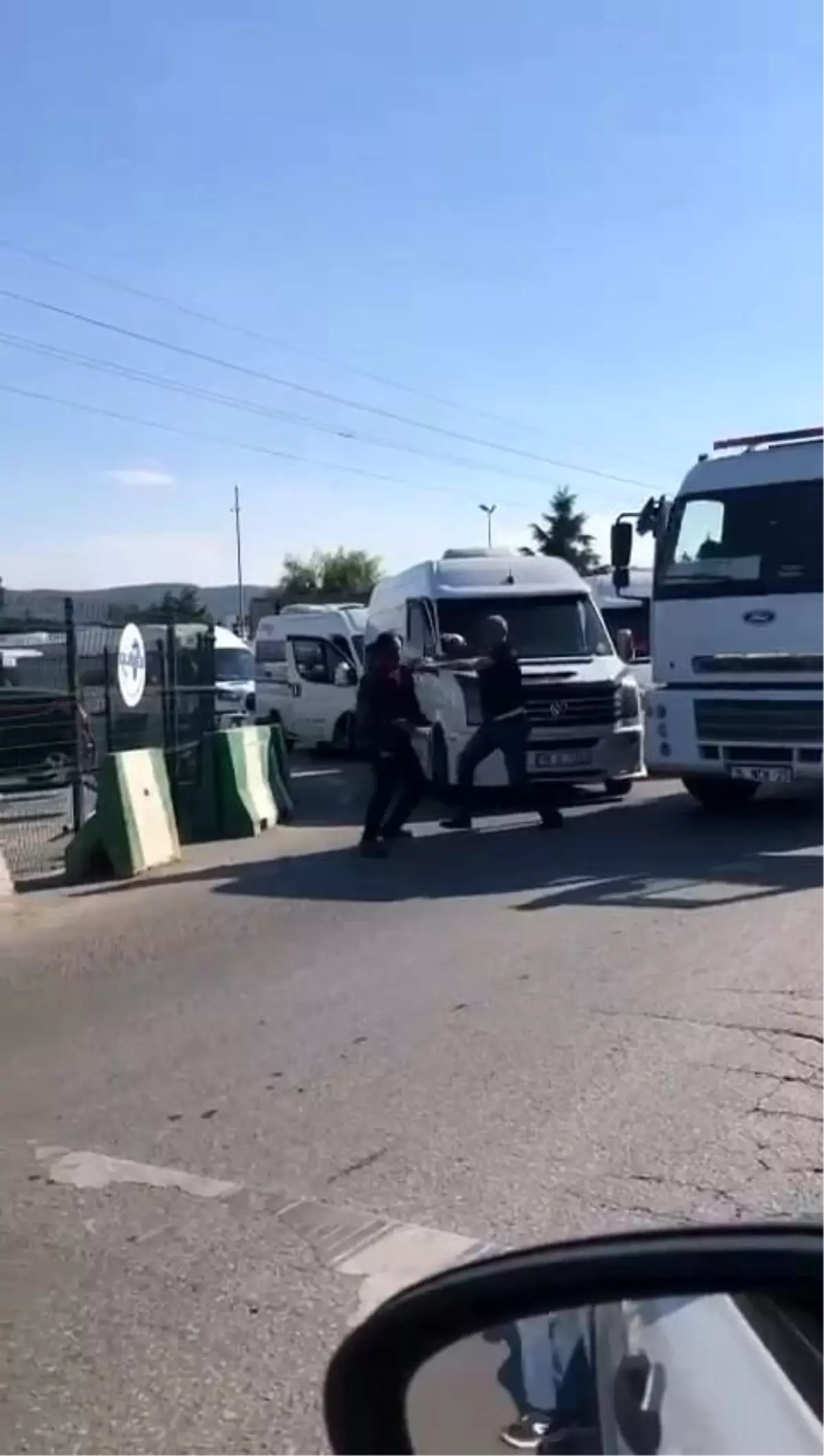 Servis şoförleri ile kamyon şoförünün yol verme kavgası ringleri aratmadı