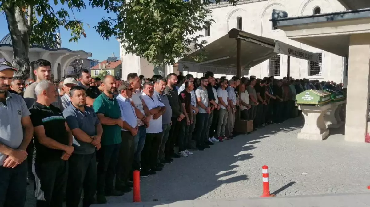 Trafikte yol verme kavgasında öldürülen baba ile oğlunun cenazeleri defnedildi