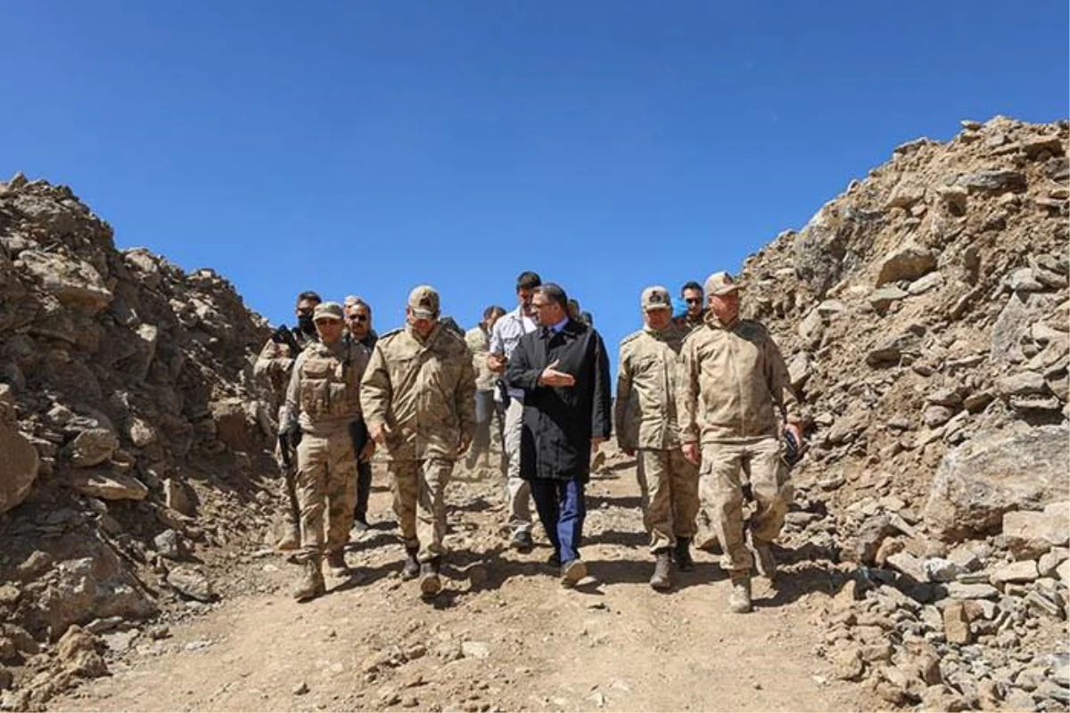 Van Valisi Balcı terörden temizlenen Tendürek Dağı\'nda askerleri ziyaret etti