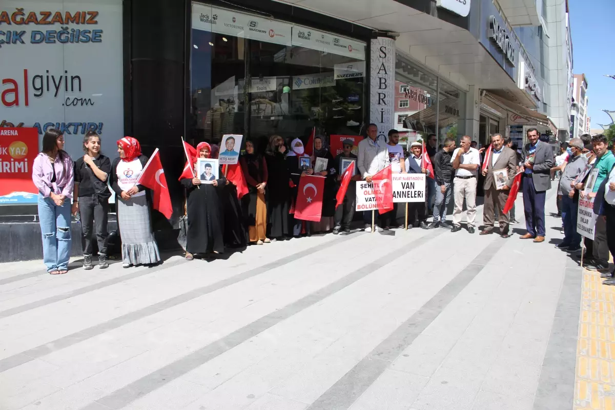 Vanlı aileler HDP İl Başkanlığı önündeki eylemlerini sürdürdü