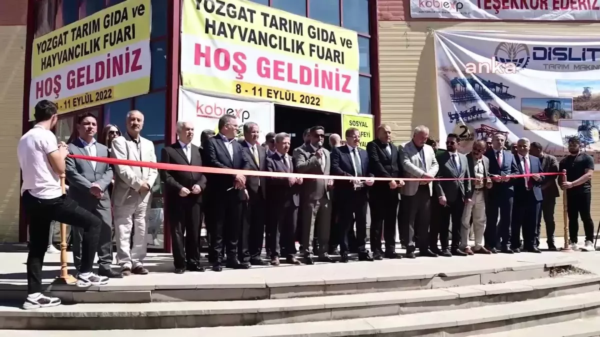 Yozgat\'taki Fuarda Tarım Aletlerine Bakan Çok, Alan Yok