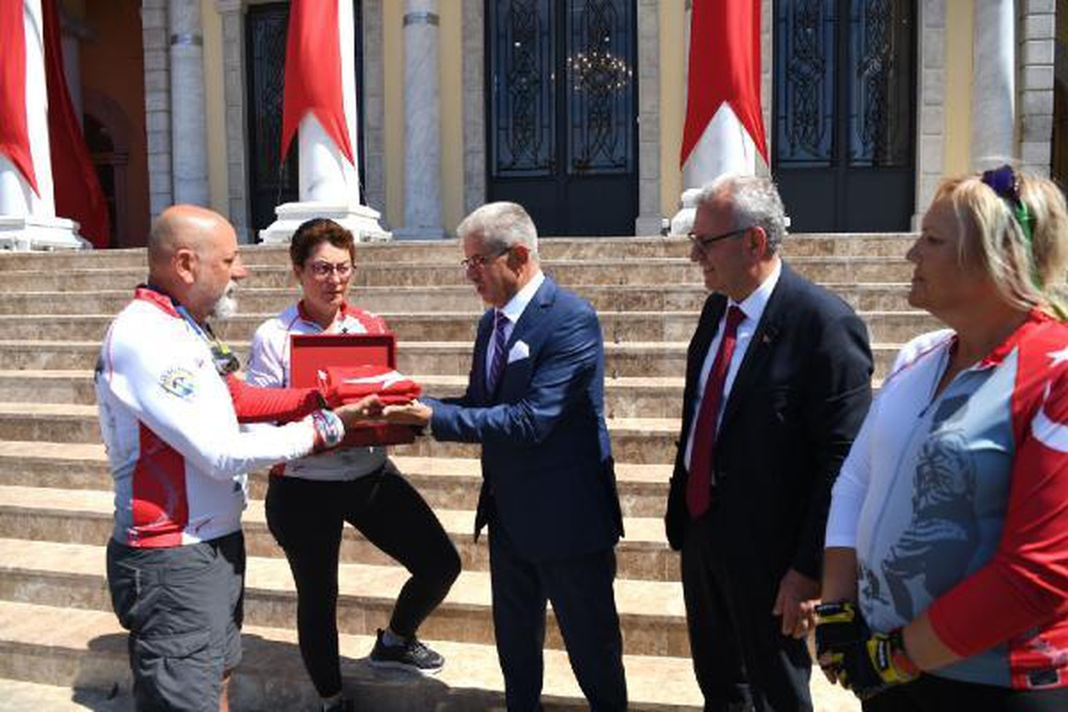 İzmir gündem haberi... 650 kilometre pedal çevirerek, taşıdıkları Türk bayrağını İzmir\'e ulaştırdılar