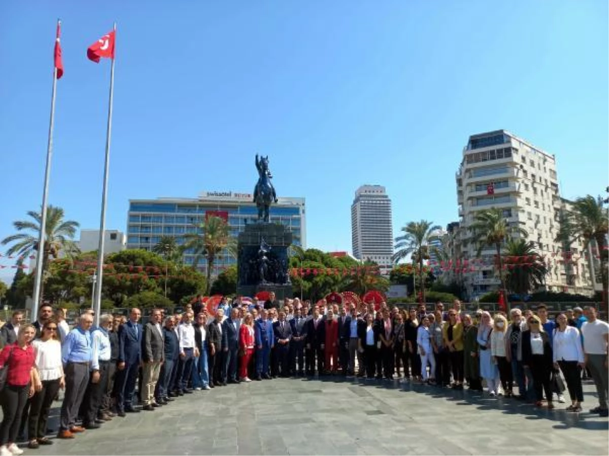 İzmir haberleri | AK Parti ve MHP, İzmir\'in kurtuluş yıl dönümünde Atatürk Anıtı\'na çelenk bıraktı
