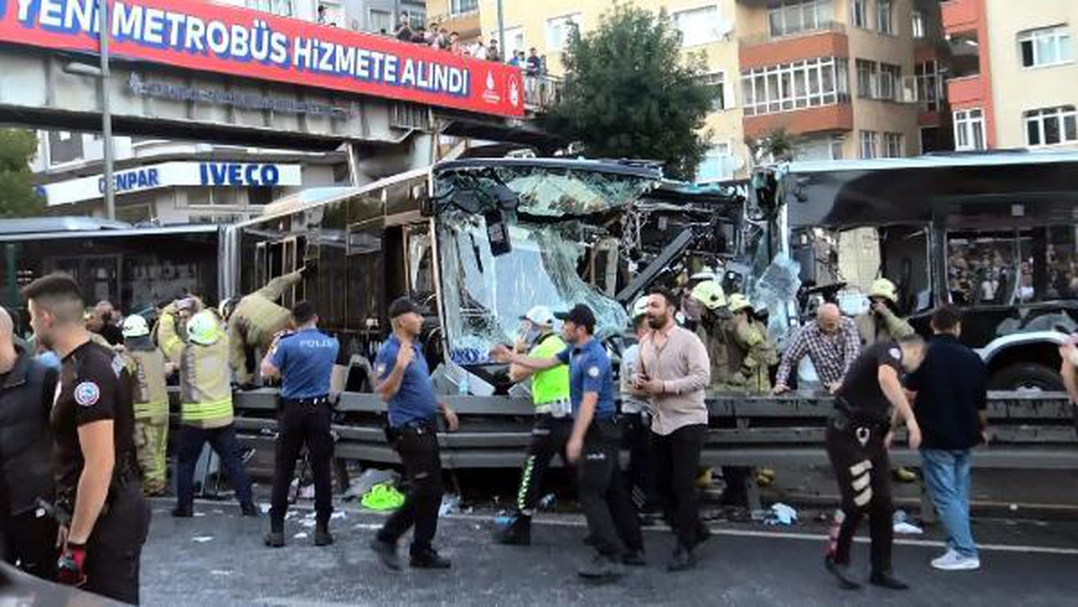 Avcılar\'da iki metrobüs kafa kafaya çarpıştı: 42 yaralı